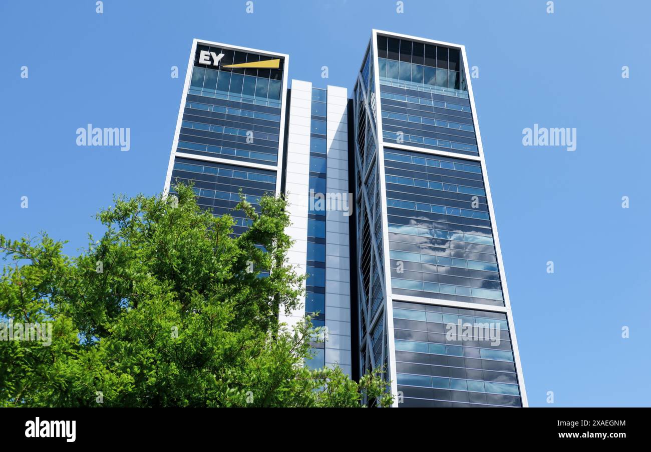 Niederlande Amsterdam. Das EY-Bürogebäude (Ernst & Young) an der Zuidas. Ernst & Young ist ein Dienstleistungsunternehmen im Bereich Buchhaltung und Steuerberatung. Foto: ANP / Hollandse Hoogte / Kim van Dam niederlande Out - belgien Out Stockfoto