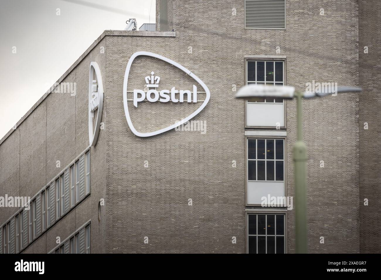 DEN HAAG - Außenansicht PostNL Hauptsitz (Nationaldenkmal) in den Haag. Der Vorgänger, die PTT, befand sich einst in diesem Station Post Building, direkt hinter der Hollands Spoor Station. ANP / Hollandse Hoogte / Laurens van Putten netherlands Out - belgien Out Stockfoto