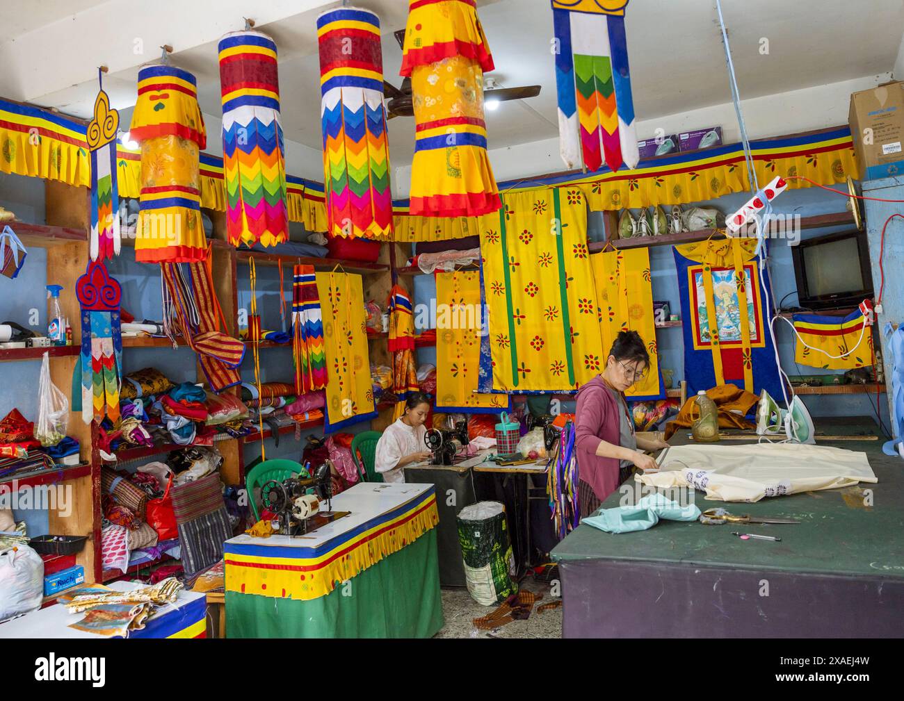 Thangkas und Angebote für Tempel, Thedtsho Gewog, Wangdue Phodrang, Bhutan Stockfoto