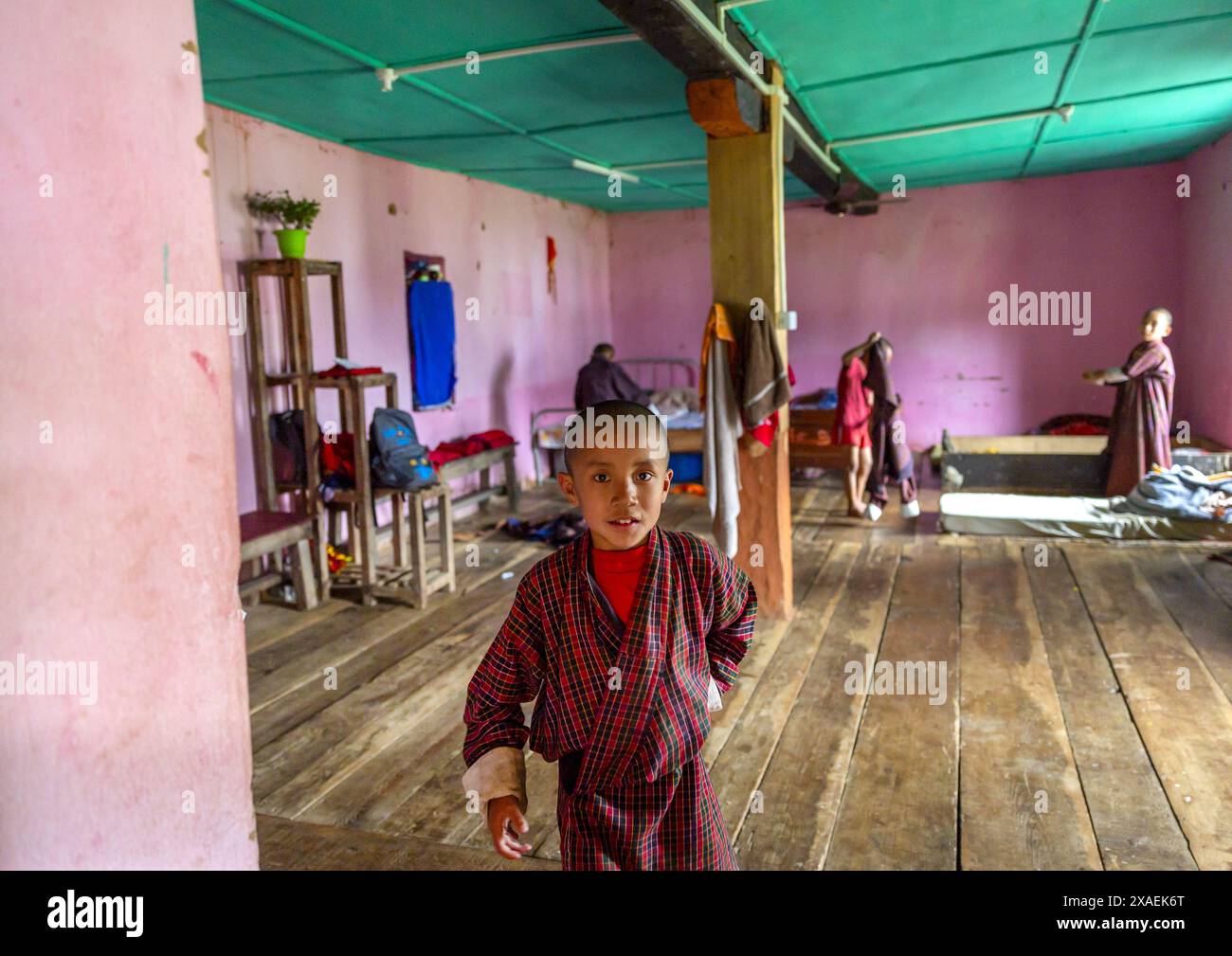 Bhutanische Novizen Mönche im Schlafsaal Nyenzer Lhakhang, Thedtsho Gewog, Wangdue Phodrang, Bhutan Stockfoto