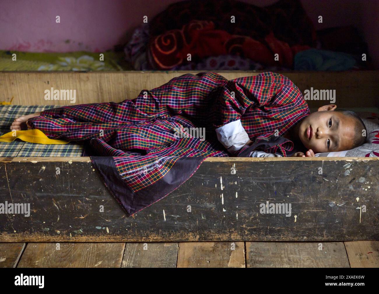 Bhutanischer Mönch, der im Schlafsaal Nyenzer Lhakhang, Thedtsho Gewog, Wangdue Phodrang, Bhutan, lebt Stockfoto