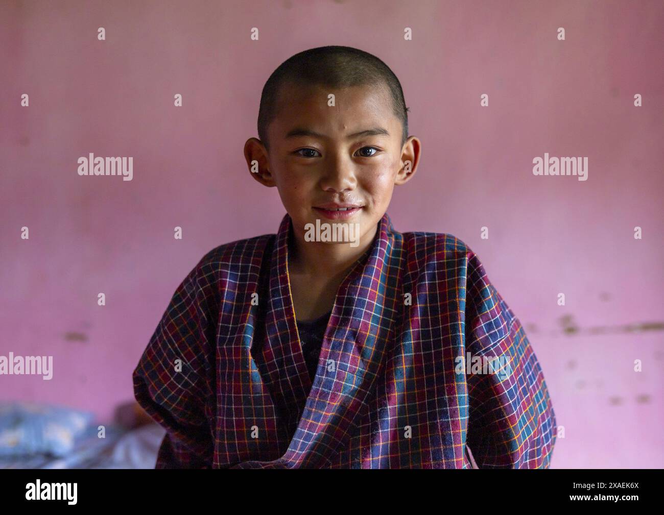 Bhutanischer Mönch in Nyenzer Lhakhang, Thedtsho Gewog, Wangdue Phodrang, Bhutan Stockfoto