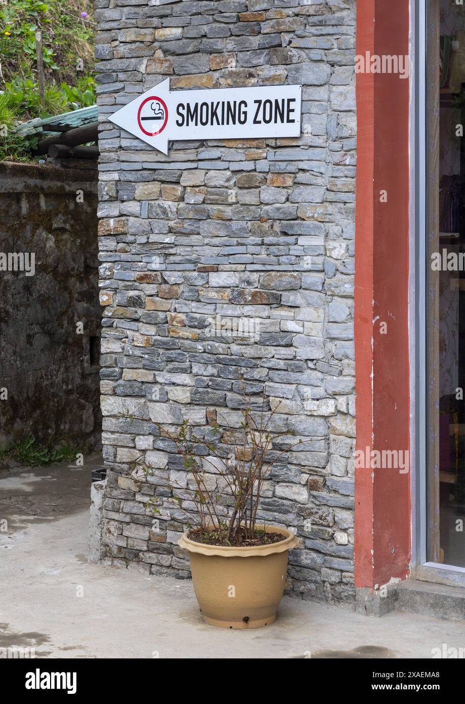 Raucherzone Schild, Punakha, Dochula Pass, Bhutan Stockfoto