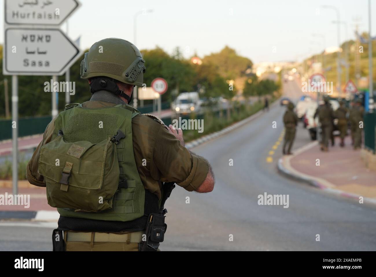 (240606) -- HURFEISH, 6. Juni 2024 (Xinhua) -- ein israelischer Soldat wird im drusischen Dorf Hurfeish, Nord-Israel, 5. Juni 2024 gesehen. Der israelische General des nördlichen Kommandos Ori Gordin sagte am Donnerstag, dass der Einsatz für eine Großoffensive gegen die Hisbollah "abgeschlossen" sei. (Ayal Margolin/JINI über Xinhua) Stockfoto