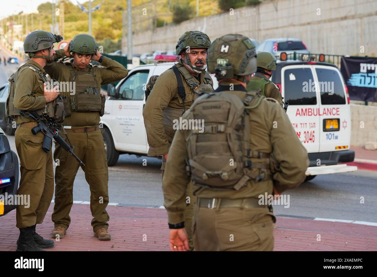 (240606) -- HURFEISH, 6. Juni 2024 (Xinhua) -- israelische Soldaten werden im Drusendorf Hurfeish im Norden Israels gesehen, 5. Juni 2024. Der israelische General des nördlichen Kommandos Ori Gordin sagte am Donnerstag, dass der Einsatz für eine Großoffensive gegen die Hisbollah "abgeschlossen" sei. (Ayal Margolin/JINI über Xinhua) Stockfoto