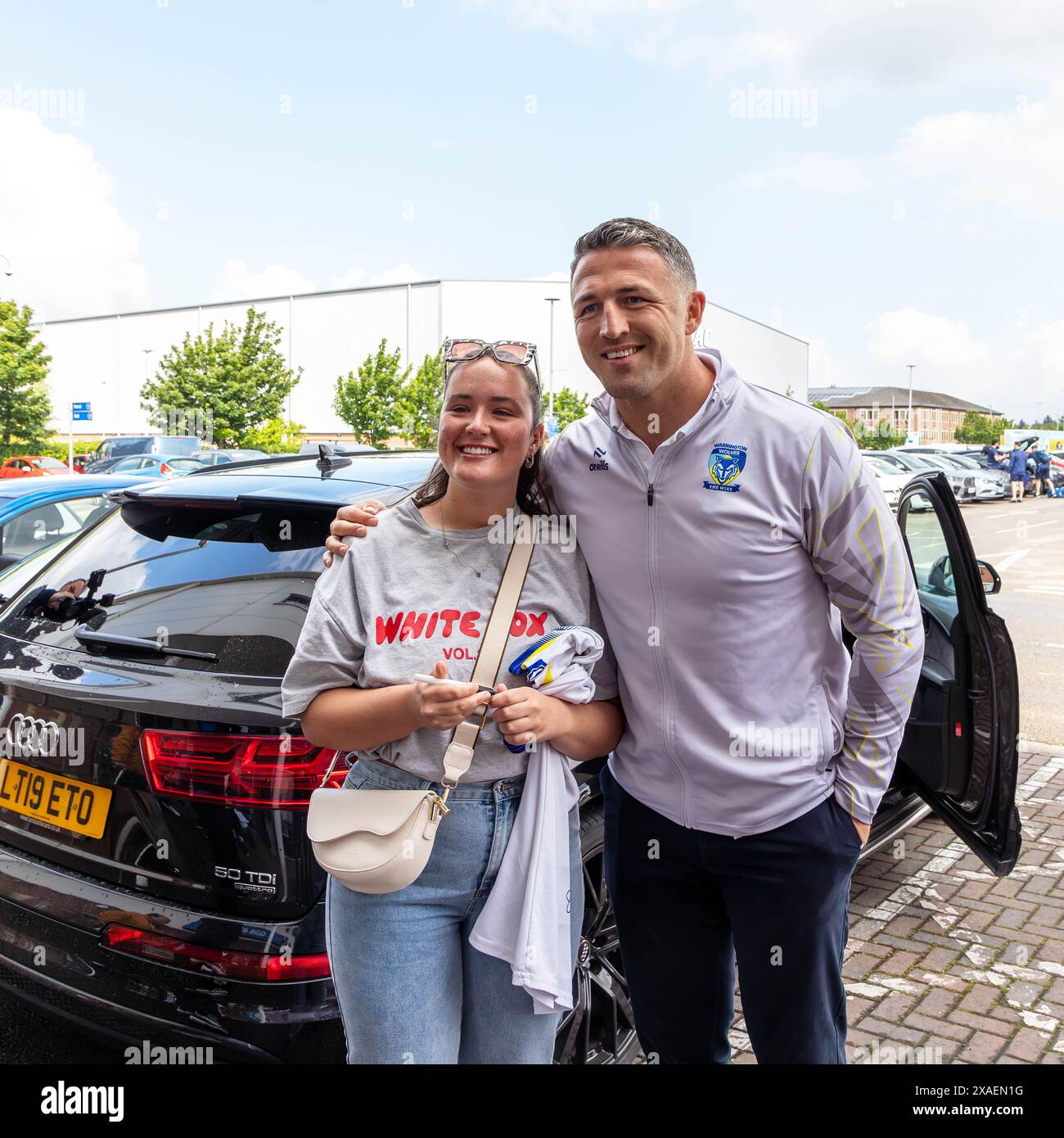 Warrington, Cheshire, Großbritannien. Juni 2024. Warrington Wolves verließ das Halliwell Jones Stadium am 6. Juni 2024 und zog in Richtung Wembley Stadium, um das Finale des Rugby Football League Challenge Cup gegen Wigan zu erreichen. Die Unterstützer waren da, um sie abzuhauen. Manager Sam Burgess nahm sich die Zeit, um ein Foto mit Unterstützern zu machen. Quelle: John Hopkins/Alamy Live News Stockfoto