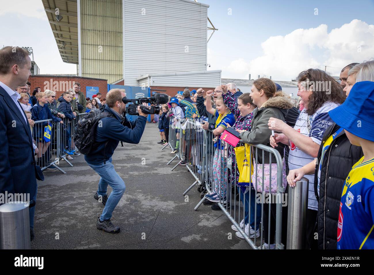 Warrington, Cheshire, Großbritannien. Juni 2024. Warrington Wolves verließ das Halliwell Jones Stadium am 6. Juni 2024 und zog in Richtung Wembley Stadium, um das Finale des Rugby Football League Challenge Cup gegen Wigan zu erreichen. Die Unterstützer waren da, um sie abzuhauen. Die Filmcrew war dort, um die Abreise Credit: John Hopkins/Alamy Live News zu übertragen Stockfoto