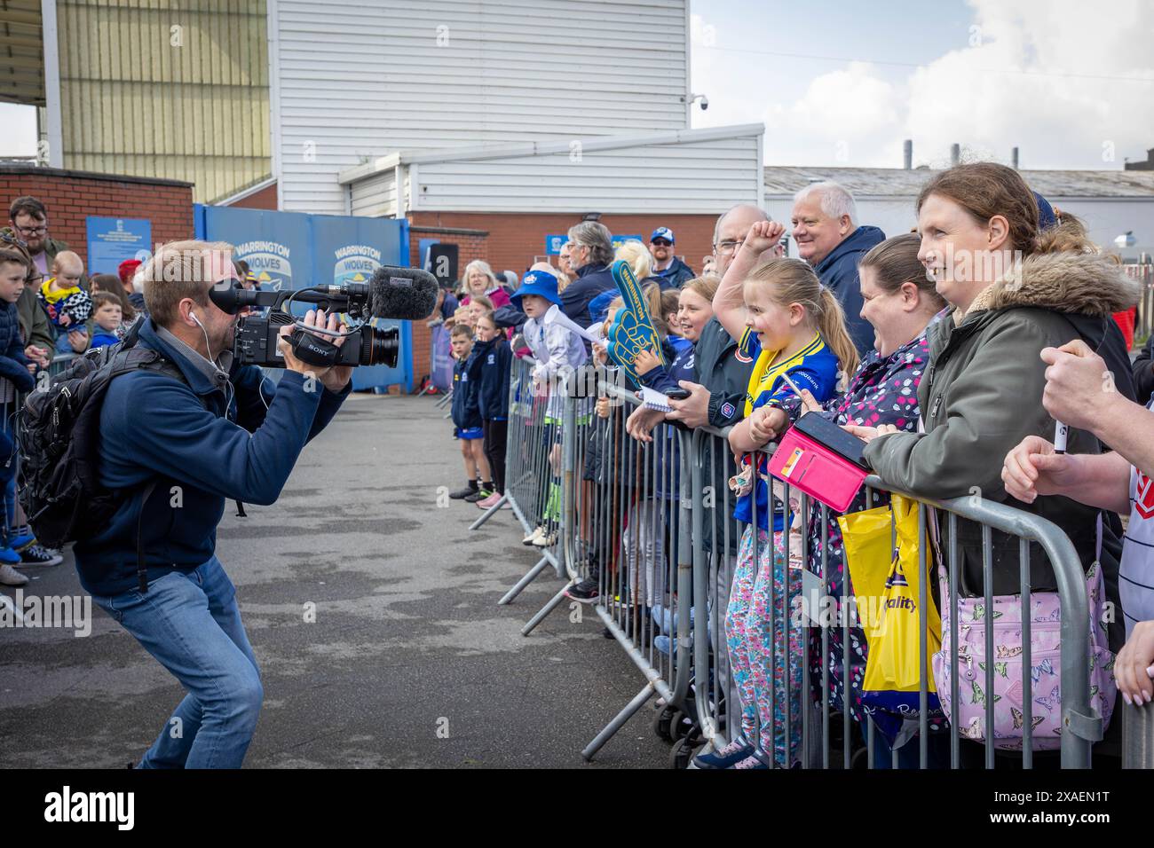 Warrington, Cheshire, Großbritannien. Juni 2024. Warrington Wolves verließ das Halliwell Jones Stadium am 6. Juni 2024 und zog in Richtung Wembley Stadium, um das Finale des Rugby Football League Challenge Cup gegen Wigan zu erreichen. Die Unterstützer waren da, um sie abzuhauen. Die Filmcrew war dort, um die Abreise Credit: John Hopkins/Alamy Live News zu übertragen Stockfoto