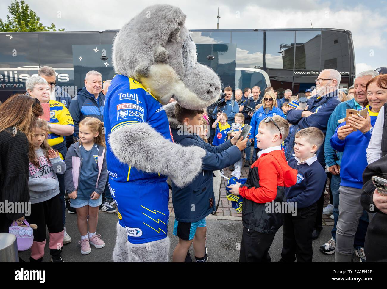 Warrington, Cheshire, Großbritannien. Juni 2024. Warrington Wolves verließ das Halliwell Jones Stadium am 6. Juni 2024 und zog in Richtung Wembley Stadium, um das Finale des Rugby Football League Challenge Cup gegen Wigan zu erreichen. Die Unterstützer waren da, um sie abzuhauen. Wolfie, das Maskottchen, begrüßte die Unterstützer Credit: John Hopkins/Alamy Live News Stockfoto