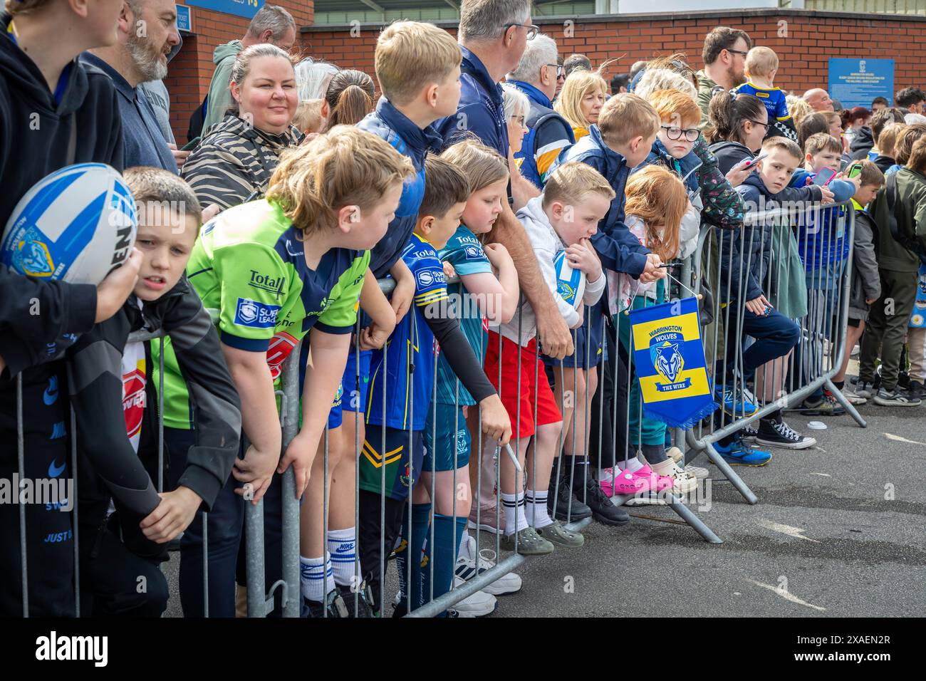 Warrington, Cheshire, Großbritannien. Juni 2024. Warrington Wolves verließ das Halliwell Jones Stadium am 6. Juni 2024 und zog in Richtung Wembley Stadium, um das Finale des Rugby Football League Challenge Cup gegen Wigan zu erreichen. Die Unterstützer waren da, um sie zu sehen und Unterschriften und Selfies mit den Spielern und Manager Sam Burgess zu erhalten. Quelle: John Hopkins/Alamy Live News Stockfoto