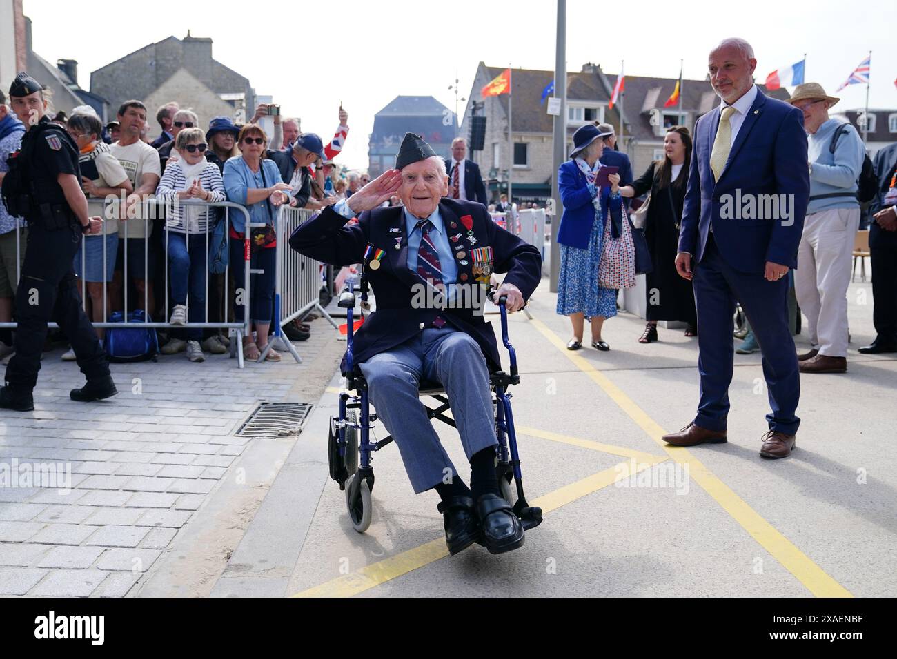 Der Veteran Bernard Morgan, 100, nach der Veteranenparade mit dem Spirit of Normandie Trust, an der Küste in Arromanches in der Normandie, Frankreich, zum 80. Jahrestag der Landung des D-Day. Bilddatum: Donnerstag, 6. Juni 2024. Stockfoto