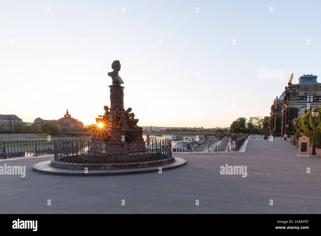 Brühlsche Terrasse mit Rietscheldenkmal und Staatskanzleibei Sonnenaufgang, Dresden, Sachsen, Deutschland *** Brühls Terrasse mit Rietscheldenkmal und Stockfoto