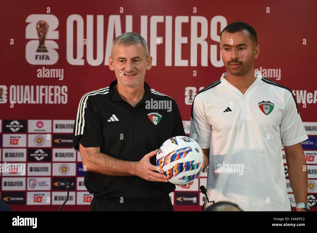 Kalkutta, Indien. Juni 2024. Der Cheftrainer der kuwaitischen Fußballnationalmannschaft Rui Bento (L) und Mittelfeldspieler Bandar Boursl EE nehmen an einer Pressekonferenz Teil, bevor sie in der zweiten Qualifikationsrunde zur FIFA Fussball-Weltmeisterschaft 2026 und zum AFC-Asienpokal gegen Kuwait teilnehmen. (Kreditbild: © Dipa Chakraborty/Pacific Press via ZUMA Press Wire) NUR REDAKTIONELLE VERWENDUNG! Nicht für kommerzielle ZWECKE! Stockfoto