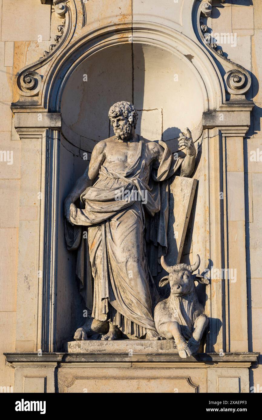 Darstellung des Evangelisten Lukas mit dem Stier an der Hofkirche, Dresden, Sachsen, Deutschland *** Darstellung des Evangelisten St. Lukas mit dem Bu Stockfoto