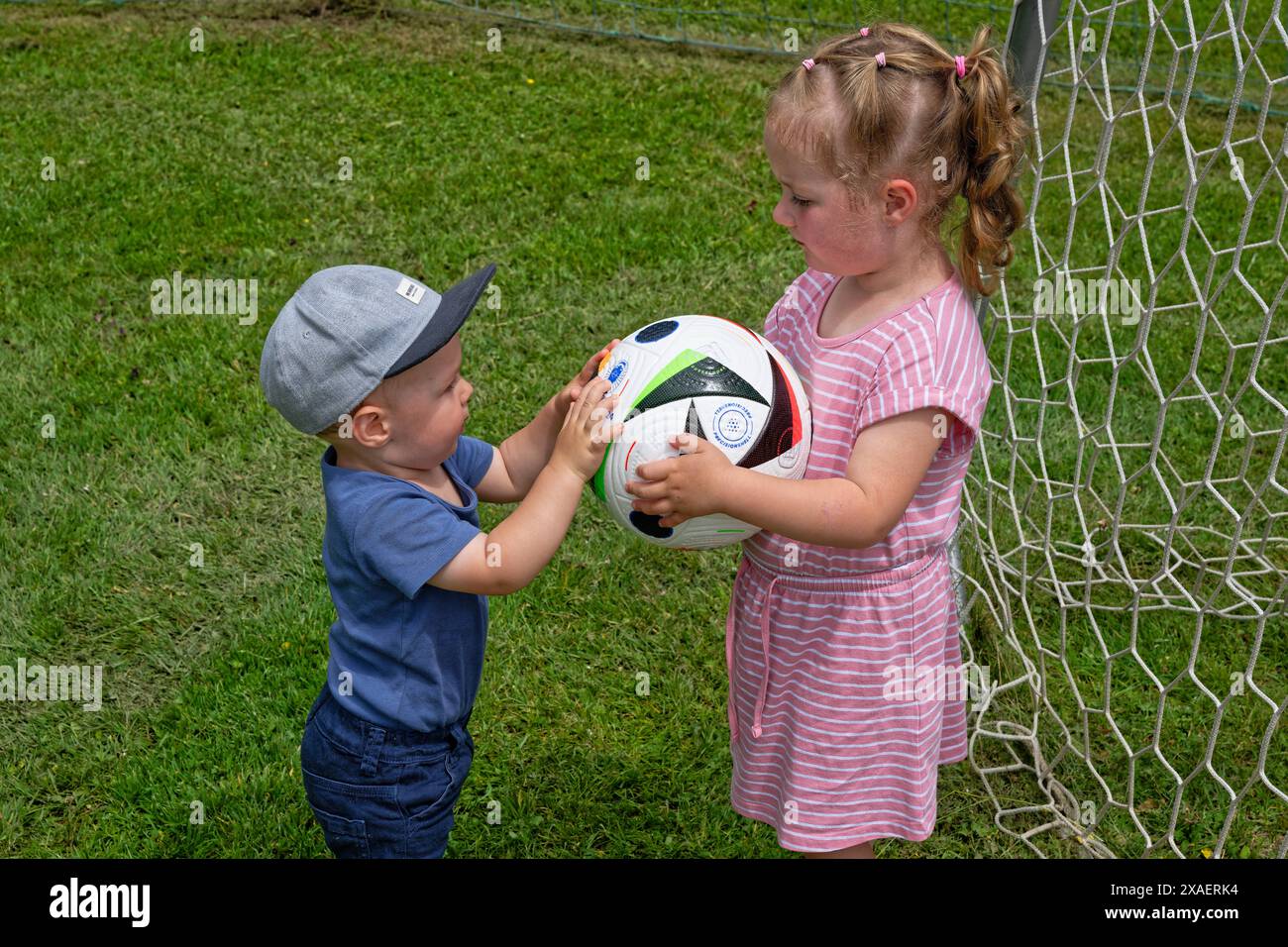 Der Fußball-Nachwuchs trainiert bereits. Bruder und Schwester als eingeschworenes Fußballteam. Traunstein Bayern Deutschland *** die jungen Fußballer trainieren ihren Bruder und ihre Schwester bereits als eng zusammengesetzte Fußballmannschaft Traunstein Bayern Deutschland Copyright: XRolfxPossx Stockfoto