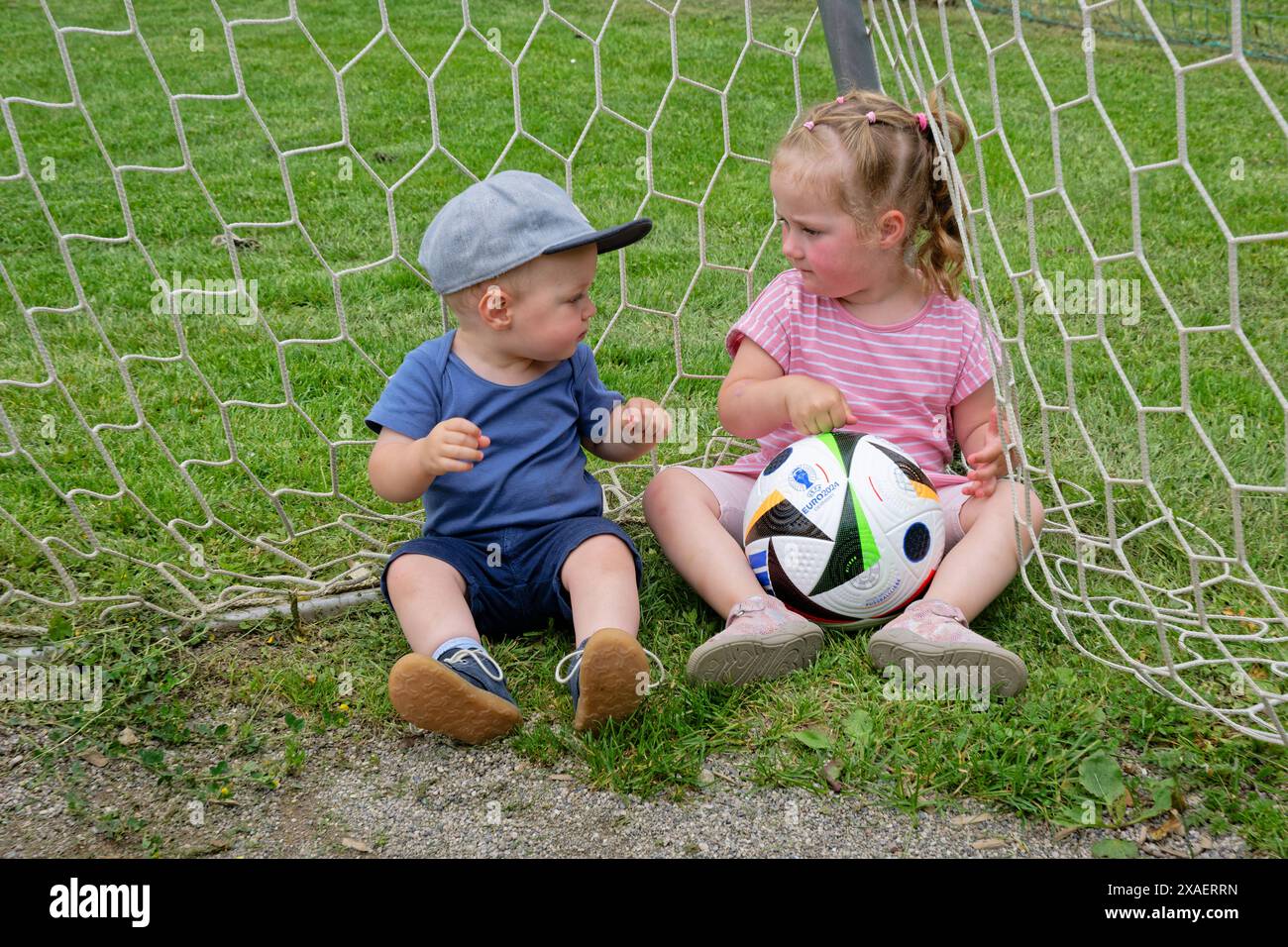 Der Fußball-Nachwuchs trainiert bereits. Bruder und Schwester als eingeschworenes Fußballteam. Traunstein Bayern Deutschland *** die jungen Fußballer trainieren ihren Bruder und ihre Schwester bereits als eng zusammengesetzte Fußballmannschaft Traunstein Bayern Deutschland Copyright: XRolfxPossx Stockfoto