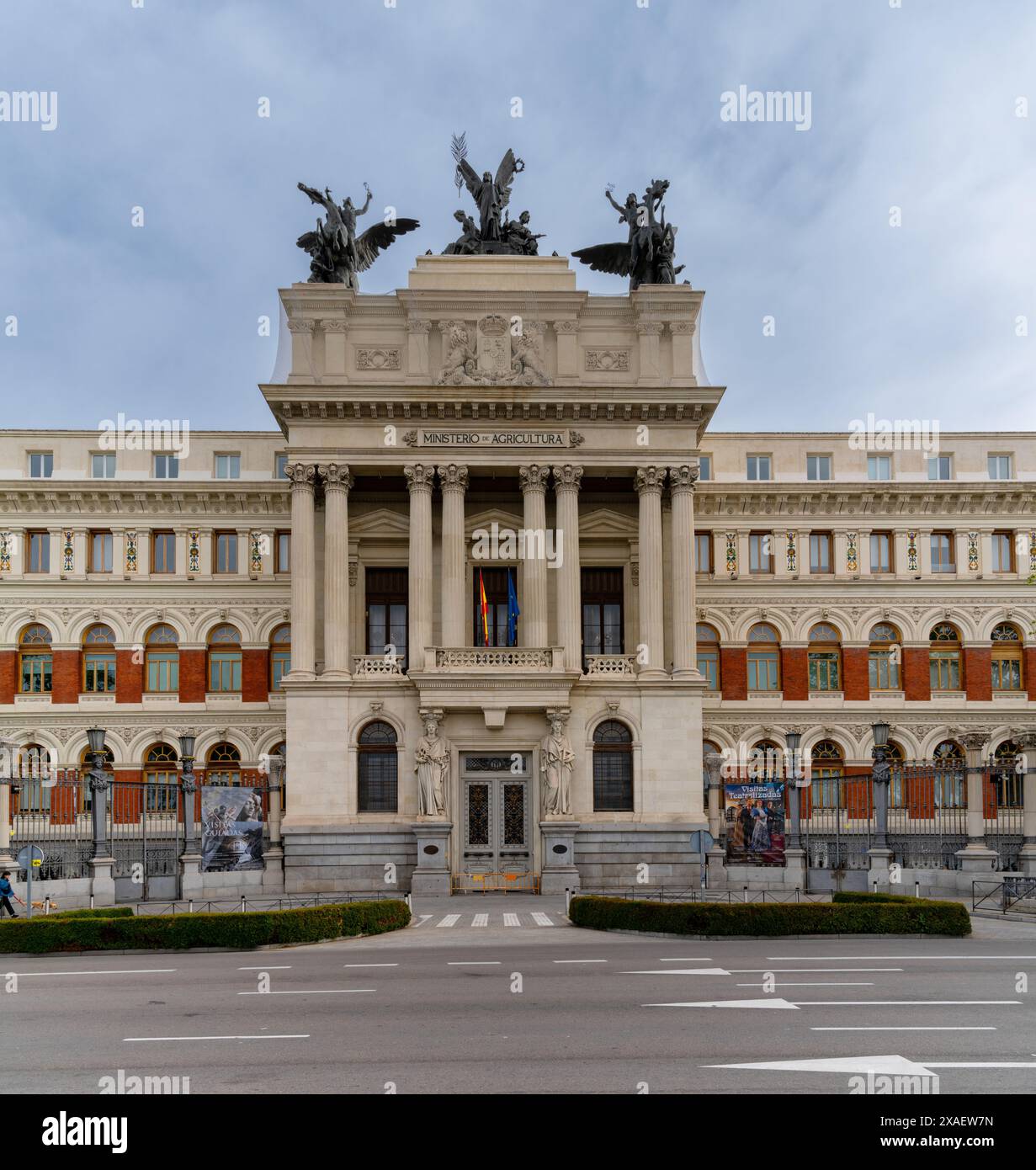 Madrid, Spanien - 6. April 2024: Blick auf das Gebäude des Landwirtschaftsministeriums und den Eingang in der Innenstadt von Madrid Stockfoto