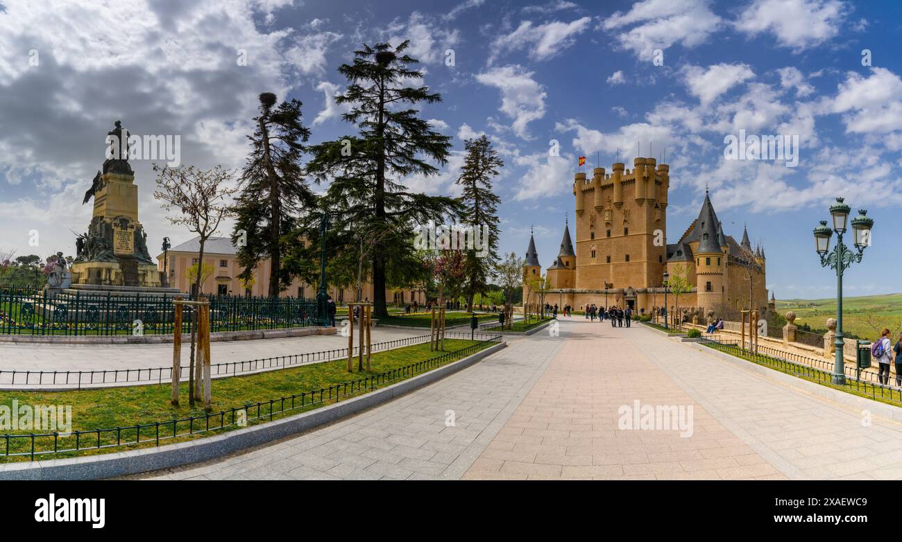 Segovia, Spanien - 7. April 2024: Panorama der Burg Segovia und des Daoiz- und Velarde-Monuments auf dem Reina Victoria Eugenia-Platz Stockfoto