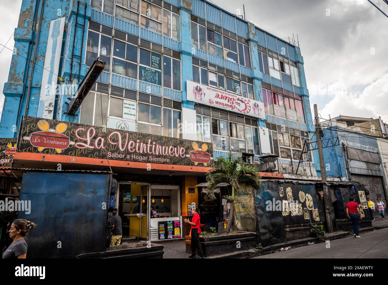 Heruntergekommene Gebäude im kommerziellen Stadtzentrum von San Salvador, El Salvador Stockfoto