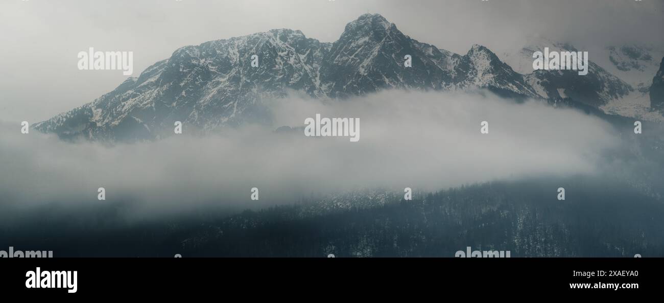Tatra Berge früh am Morgen mit Nebel im Winter Stockfoto