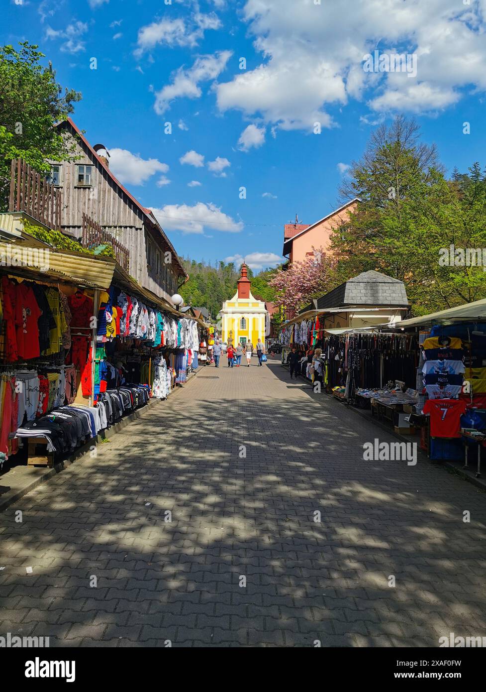 10. Mai 2022 alte Straße im Dorf Hrensko mit Kirche und Einkaufszentren. Hrensko, Tschechische republik Stockfoto