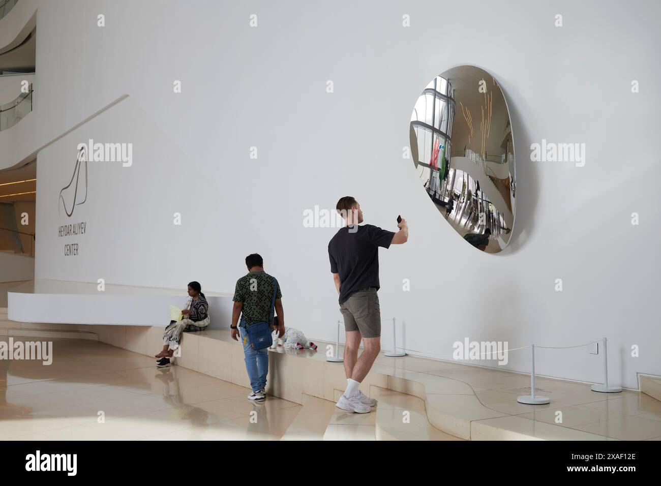 Baku, Aserbaidschan - 30. April 2024: Parabolic Twist von Anish Kapoor im Heydar Aliyev Center Stockfoto