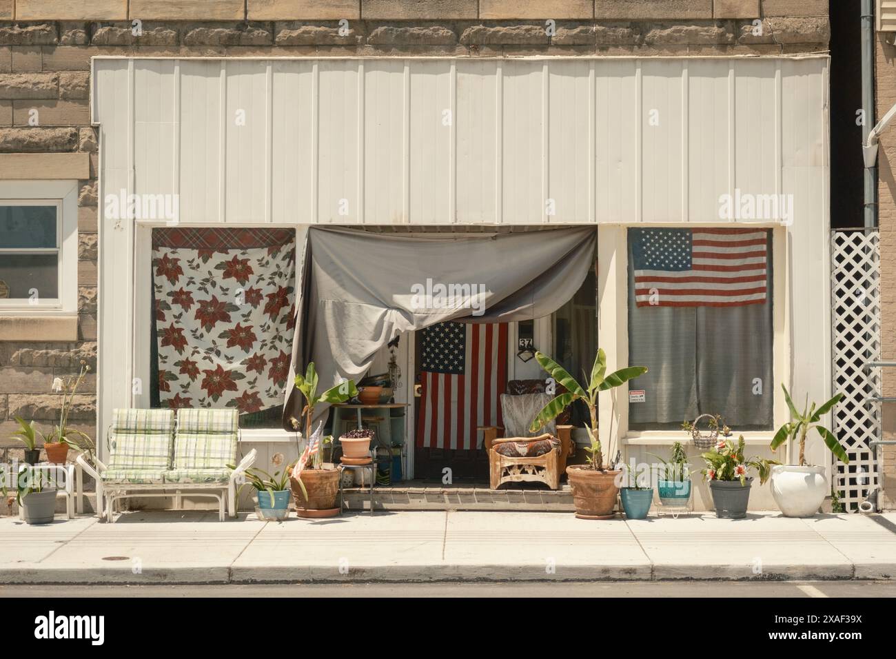 Haus mit Pflanzen und amerikanischen Flaggen in Millerstown, Pennsylvania Stockfoto