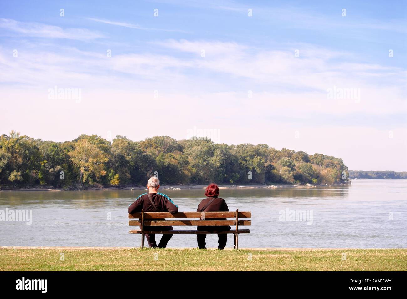 Älteres Ehepaar auf einer Bank auf der Donau in Apatin, Vojvodina, Serbien (2) Stockfoto