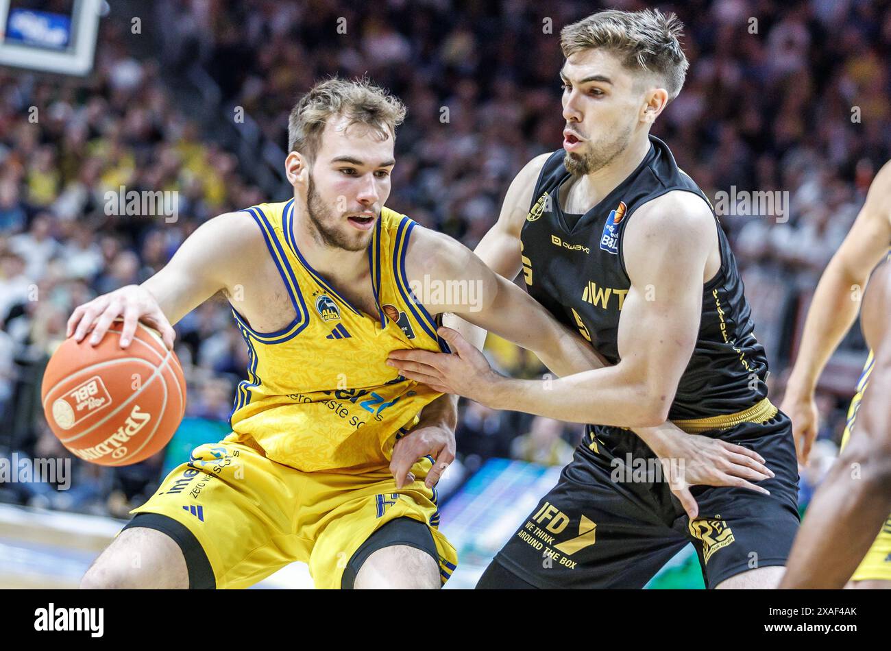 Berlin, Deutschland. Juni 2024. Basketball: Bundesliga, Alba Berlin - Niners Chemnitz, Meisterschaftsrunde, Halbfinale, Spieltag 5, Uber Arena. Malte Delow (l) gegen Wesley van Beck aus Niners Chemnitz. Darlegung: Andreas Gora/dpa/Alamy Live News Stockfoto