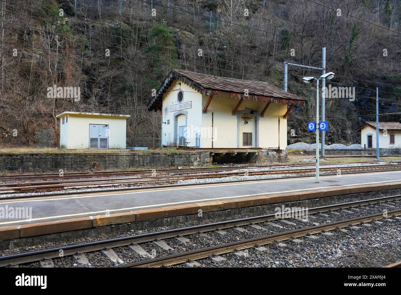 Bahnhof von Iselle di Trasquera des Auto-Shuttle-Zuges des Simplon-Tunnels in den Alpen, der Brig in der Schweiz mit Italien verbindet. Auto-Carryin Stockfoto