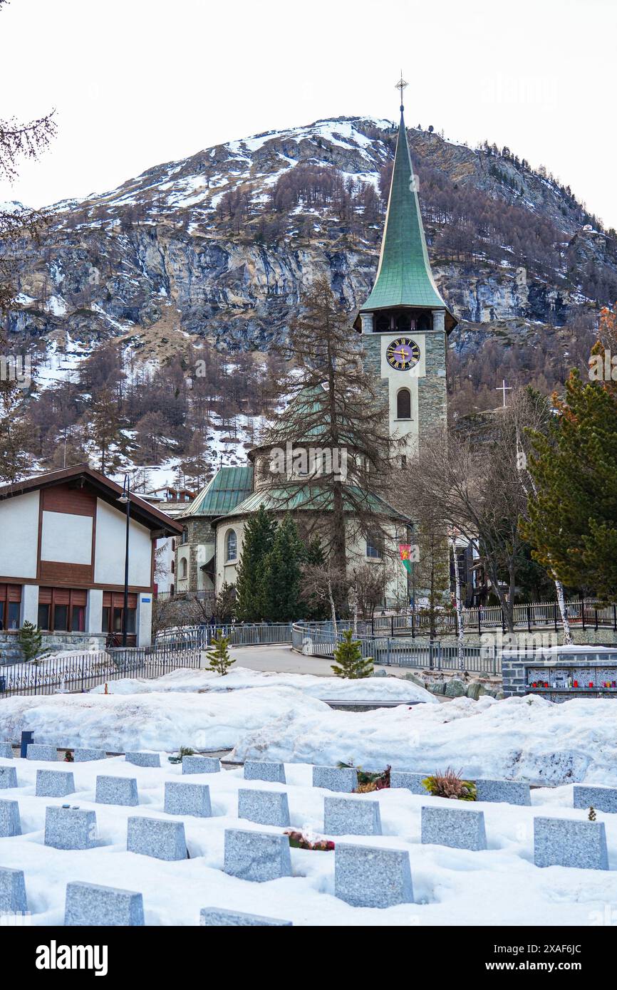 Bergsteigerfriedhof vor der pfarrkirche St. Mauritius im Dorf Zermatt in den Schweizer Alpen, Kanton Wallis - Rel Stockfoto