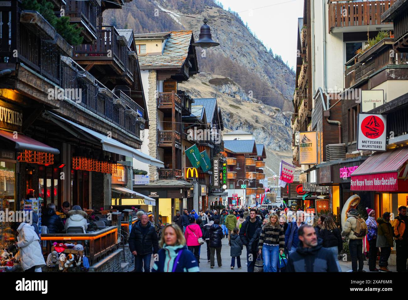 Fußgängerzone der Bahnhofstraße im autofreien Luxusskigebiet Zermatt im Kanton Wallis, Schweiz Stockfoto