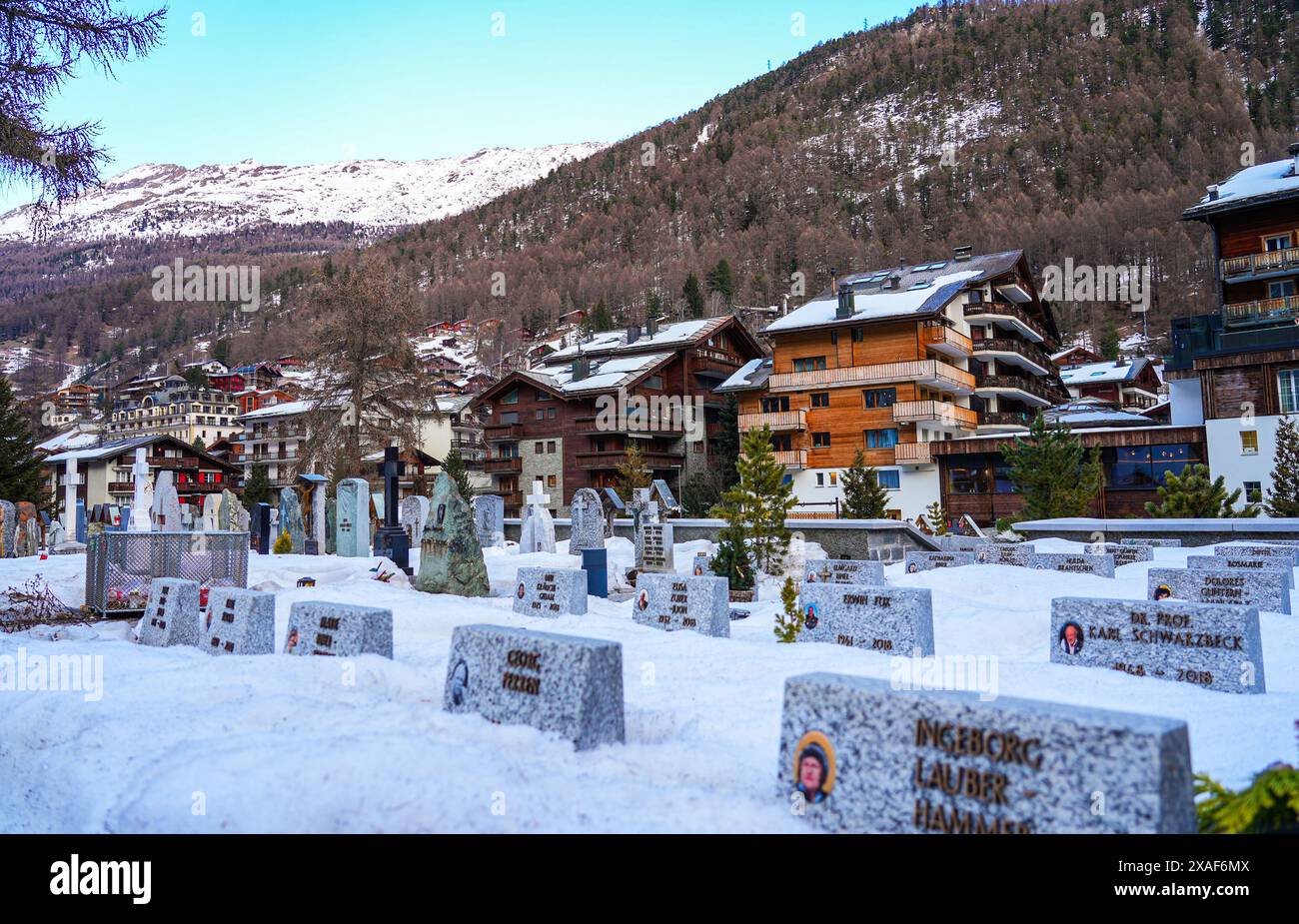 Marmorgräber auf dem Bergsteigerfriedhof im autofreien Skigebiet Zermatt im Kanton Wallis, Schweiz Stockfoto