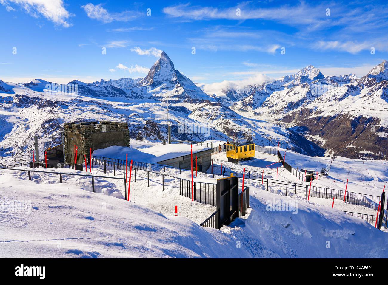 Vergoldete Zahnradlokomotive der ersten Generation am Golden Spot, einer Attraktion auf der Spitze der Gornergrat-Bahn oberhalb von Zermatt in Stockfoto