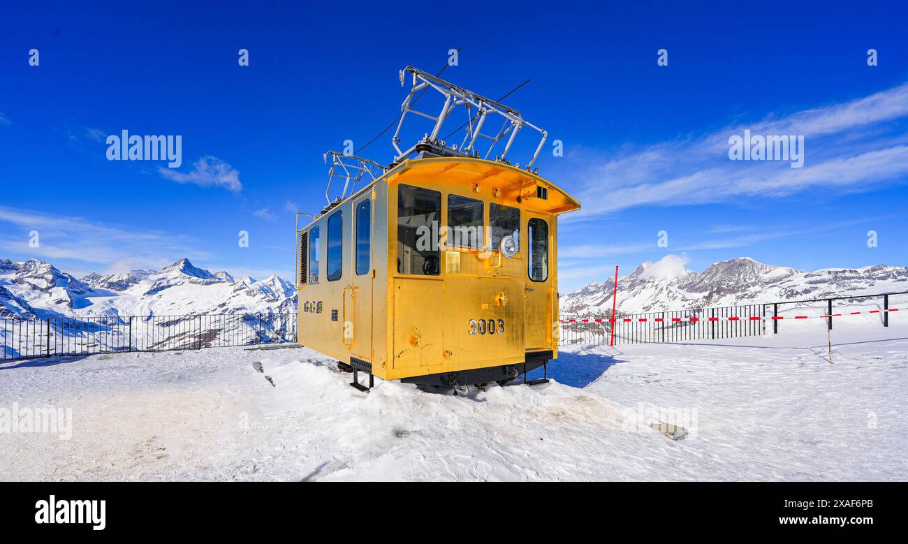 Vergoldete Zahnradlokomotive der ersten Generation am Golden Spot, einer Attraktion auf der Spitze der Gornergrat-Bahn oberhalb von Zermatt in Stockfoto