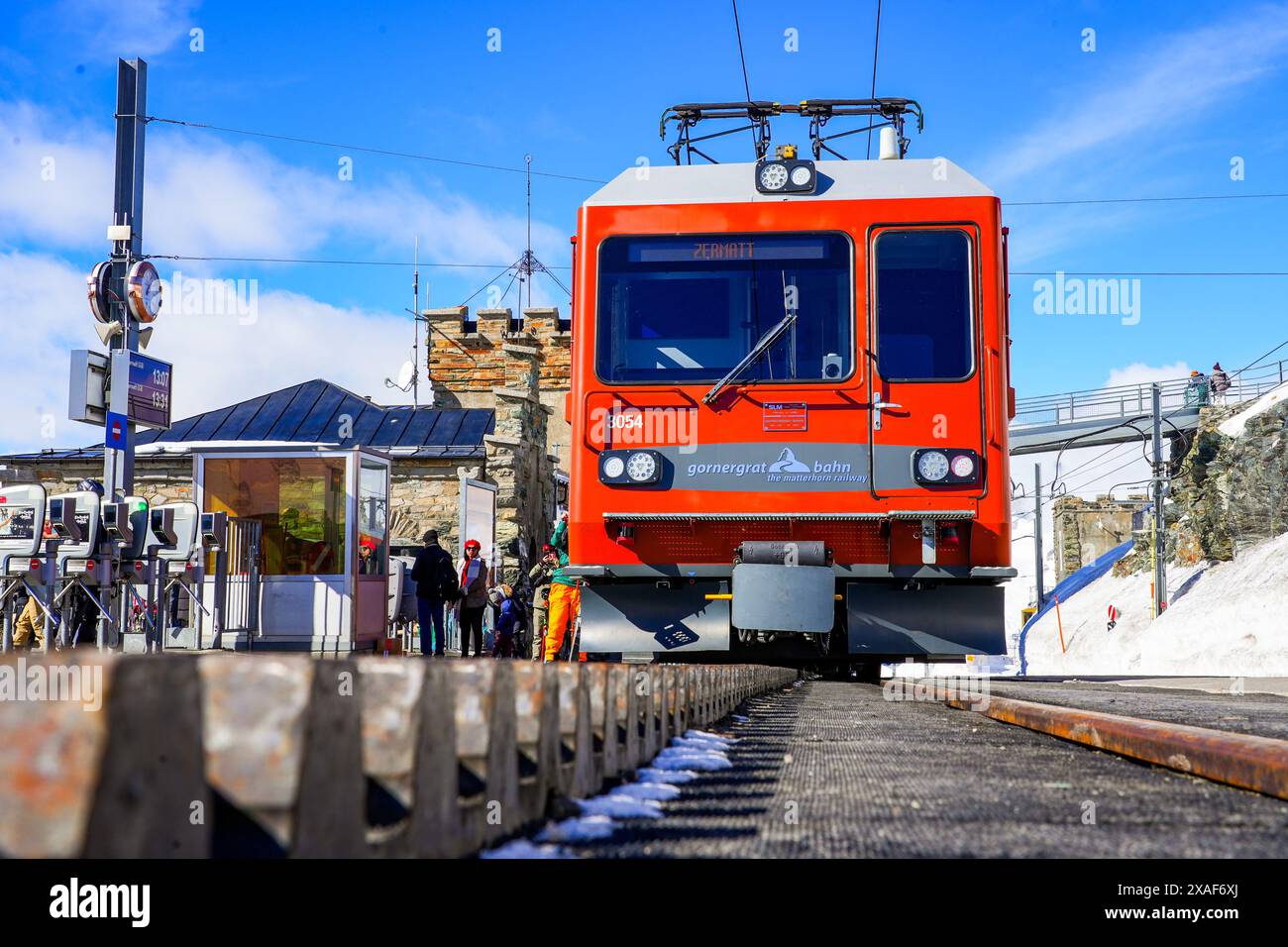 Zahnradlokomotive auf der Spitze der Gornergratbahn oberhalb von Zermatt in den Schweizer Alpen, Kanton Wallis, Schweiz - Zahnradbahn mit 2 Stockfoto