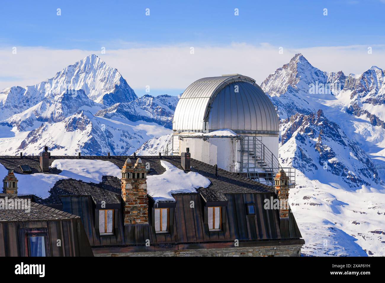 Kuppel des Gornergrat-Observatoriums, das Ende der 1960er Jahre auf dem Kulmhotel vor dem Matterhorn in den Penniner Alpen, Kanton Wallis, gebaut wurde. Stockfoto