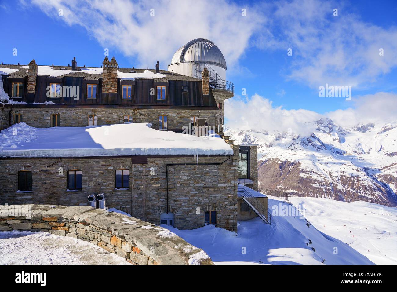 Gornergrat Observatorium im Gebäude des Kulmhotels gegenüber dem Matterhorn in den Penniner Alpen, Kanton Wallis, Schweiz Stockfoto