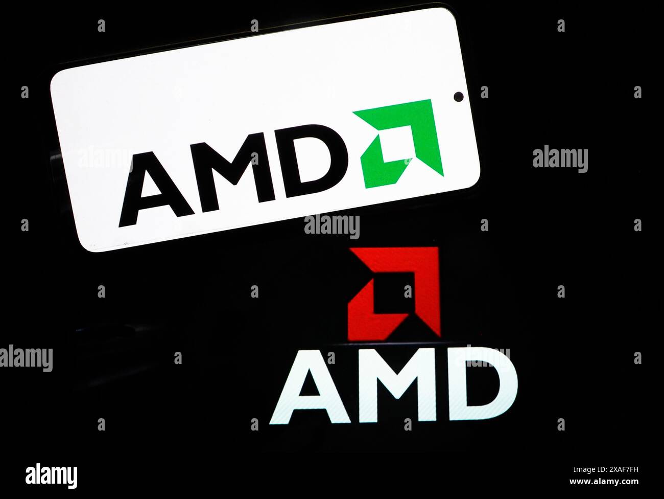 In dieser Fotoabbildung wird ein AMD-Logo (Advanced Micro Devices) auf einem Tablet angezeigt. Stockfoto