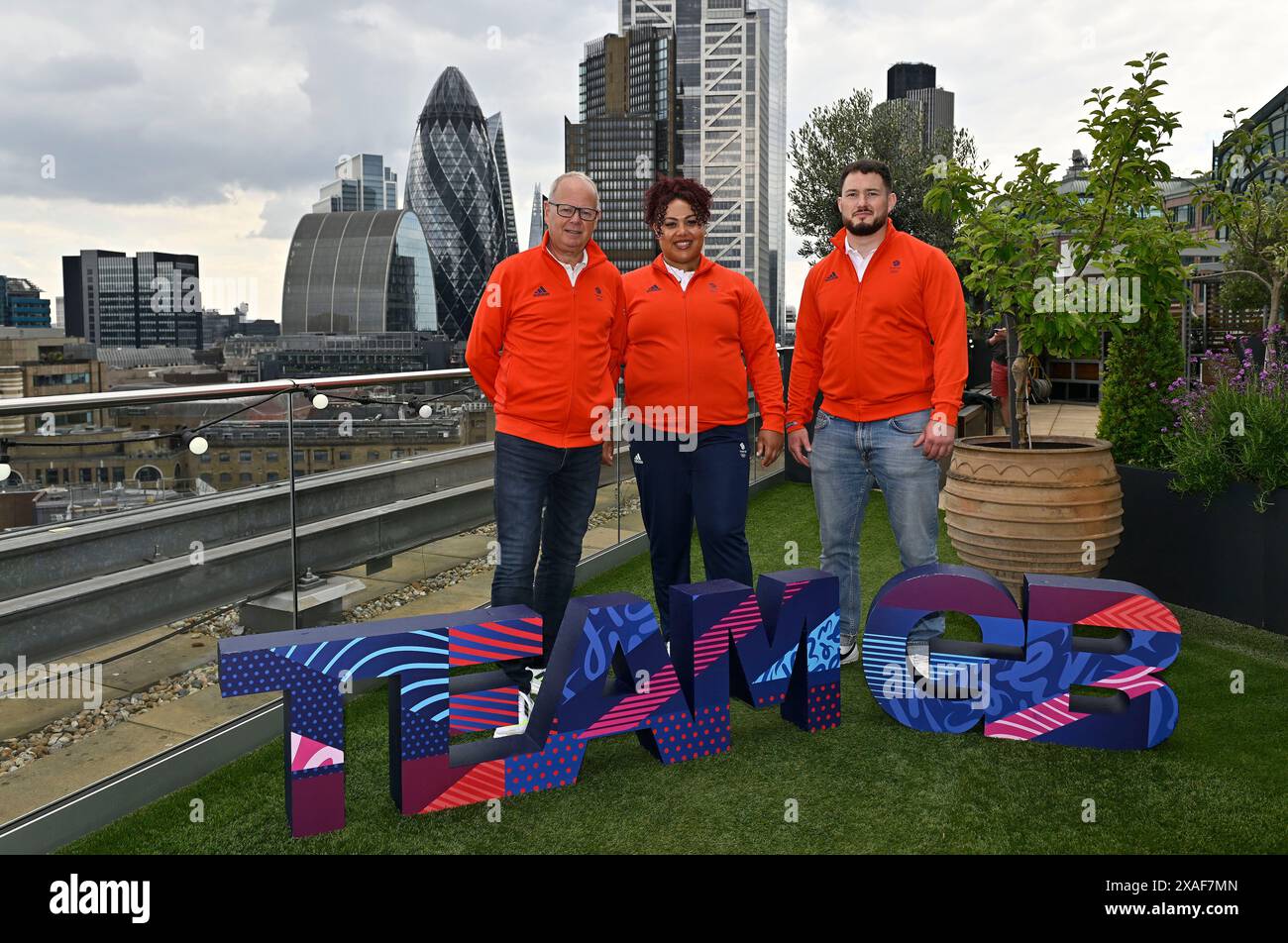 City Of London, Gbr. Juni 2024. City of London. GBR. Juni 2024. TeamGB Gewichtheben Team Ankündigung. 250 bischofsgate. City of London. (l bis r) Mark England (Team GB Chef de Mission), Emily Campbell (Team GB ausgewählter Gewichtheben-Athlet) und Stuart Martin (British Weightlifting, Head of Performance) während der Ankündigung des Teams GB Gewichtheben für die Olympischen Spiele der Paris24 in Nat West, 250 Bishopsgate, London, UK. Quelle: Sport In Pictures/Alamy Live News Stockfoto