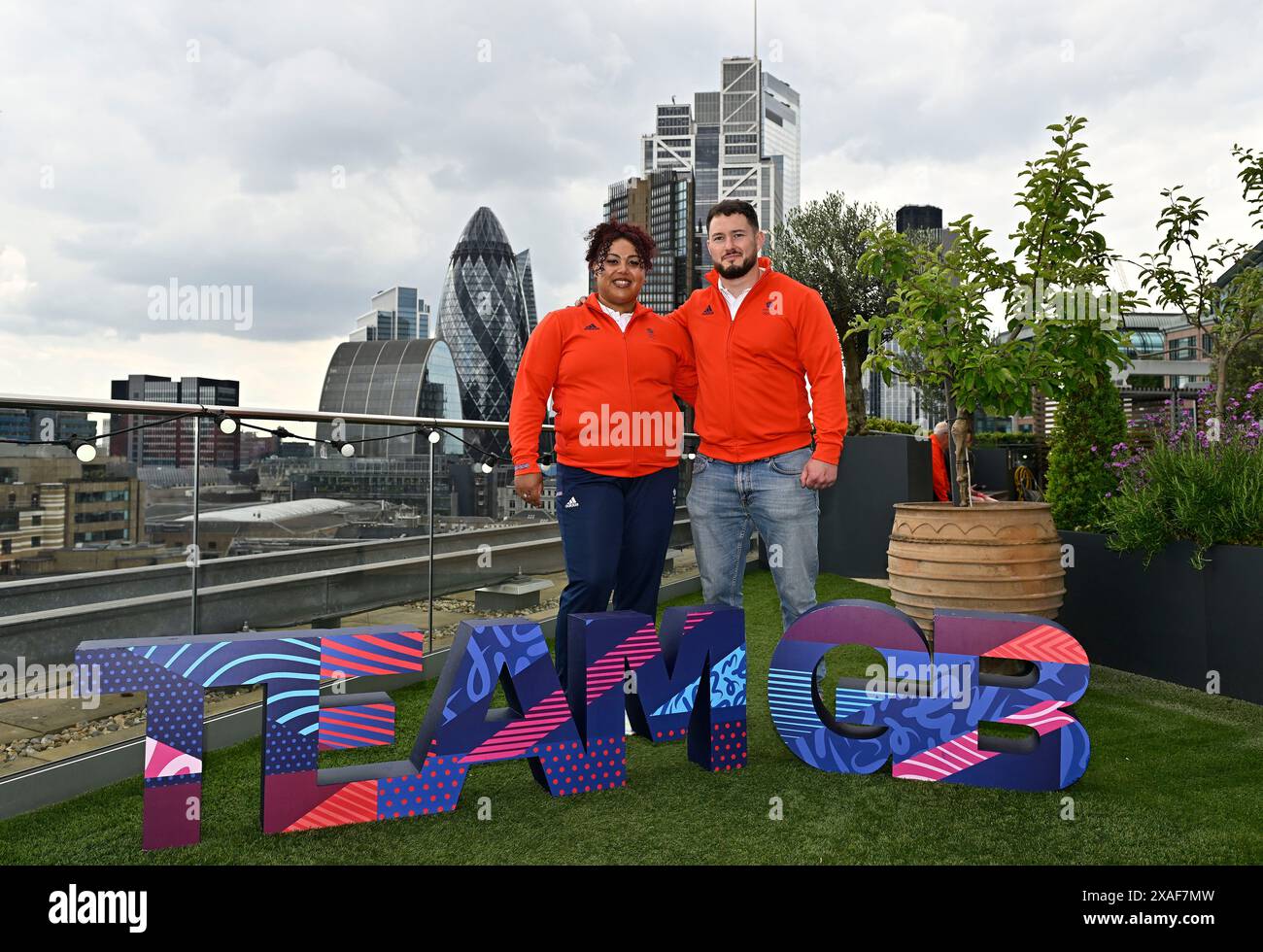 City Of London, Gbr. Juni 2024. City of London. GBR. Juni 2024. TeamGB Gewichtheben Team Ankündigung. 250 bischofsgate. City of London. (l bis r) Emily Campbell (Team GB ausgewählt Gewichtheben-Athlet) und Stuart Martin (British Gewichtheben, Head of Performance) während der Team GB Gewichtheben Team Ankündigung für die Paris24 Olympics in Nat West, 250 Bishopsgate, London, UK. Quelle: Sport In Pictures/Alamy Live News Stockfoto