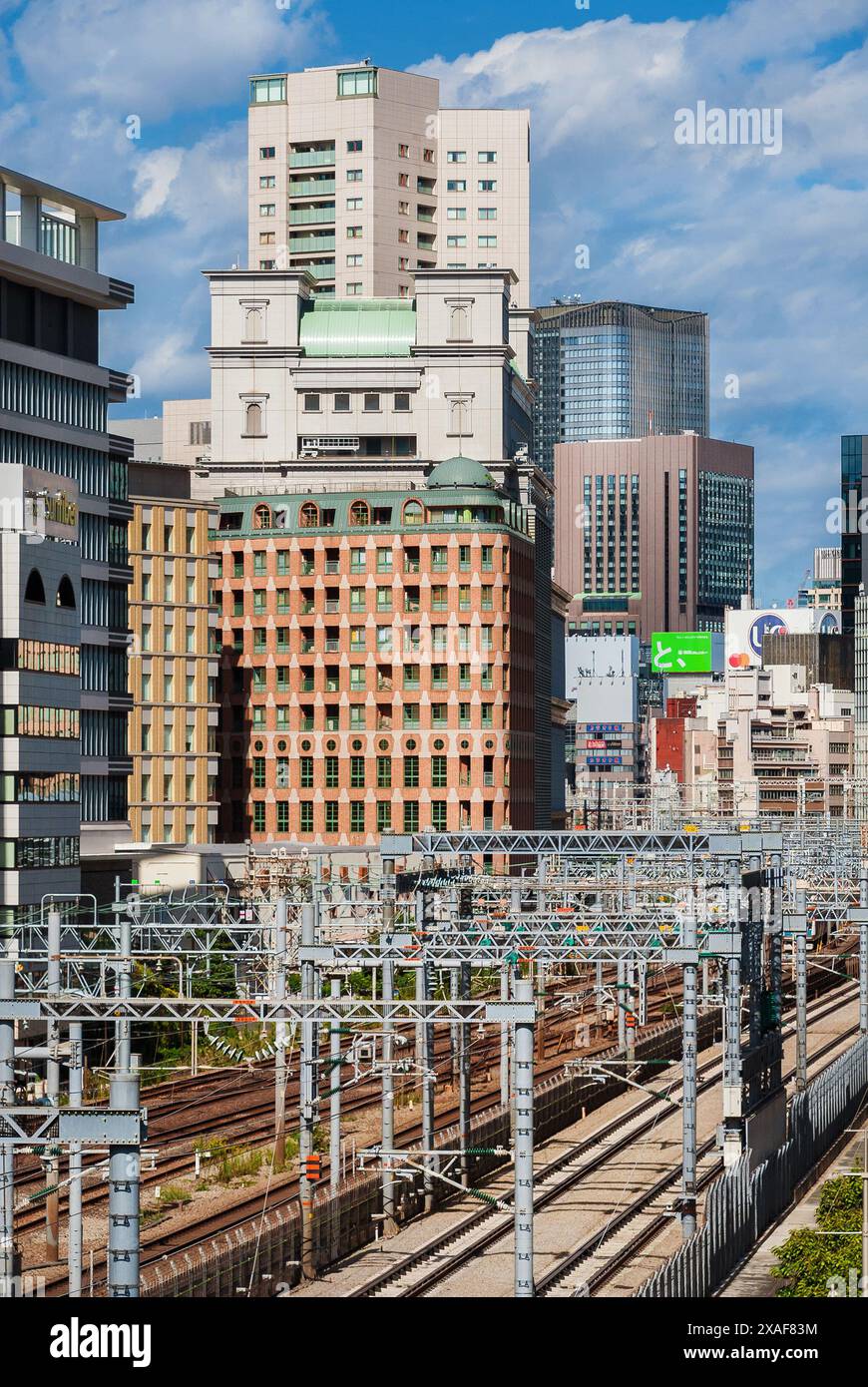 Moderne Architektur in Japan. Der Shiodome Western District mit JR-Gleisen in Minato Ward Stockfoto