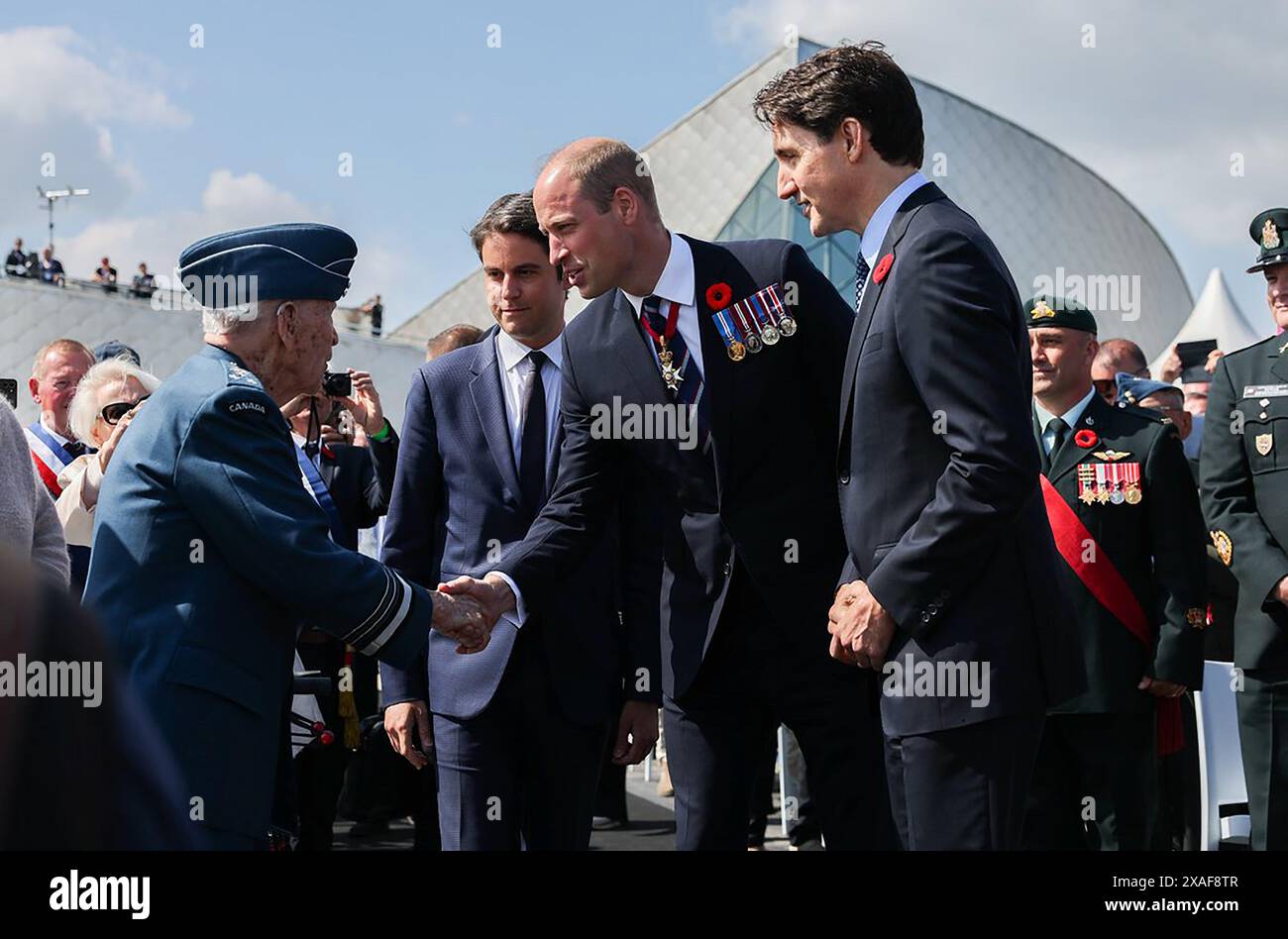 Normandie, Frankreich. Juni 2024. Frankreichs Premierminister Gabriel Attal, der kanadische Premierminister Justin Trudeau und Prinz William, Prinz von Wales, nehmen am 6. Juni an der Zeremonie der kanadischen Regierung anlässlich des 80. Jahrestages des D-Day in Juno Beach in Courseulles-sur-Mer, Frankreich, Teil. 2024. Foto: Büro des französischen Premierministers/UPI. Quelle: UPI/Alamy Live News Stockfoto