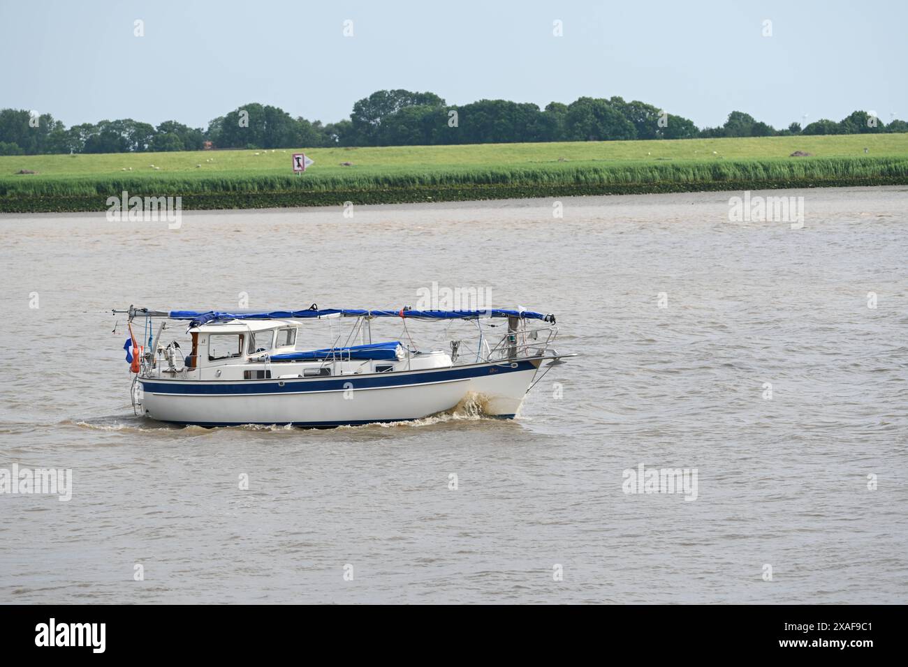 Das Emssperrwerk bei Gandersum am 06.Juni 2024. Das Sperrwerk ist ein wasserwirtschaftliches Großbauwerk des Küstenschutzes an der Unterems bei Emden in Ostfriesland. Es ist eins der modernsten Sperrwerke in Europa und seit September 2002 in Betrieb. Gandersum Niedersachsen Deutschland *** das Stauwerk Ems bei Gandersum am 06. Juni 2024 das Stauwerk ist eine großangelegte Wasserbewirtschaftungsanlage für den Küstenschutz am Unterems bei Emden in Ostfriesland es ist eines der modernsten Stauwerke Europas und ist seit September 2002 in Betrieb Gandersum Niedersachsen Deutschland Copyright: xdie Stockfoto