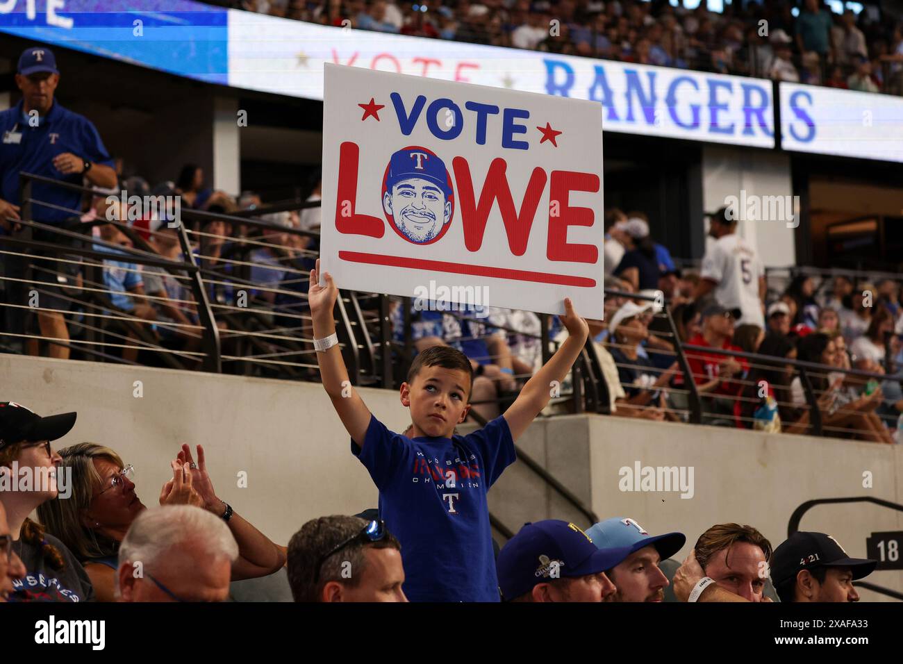 Arlington, Texas, USA. Juni 2024. Ein junger Fan kämpft für den ersten Baseman Nathaniel Lowe (30) der Texas Rangers für das All-Star-Spiel während eines Spiels zwischen den Detroit Tigers und den Texas Rangers im Globe Life Field in Arlington, Texas. Freddie Beckwith/CSM (Bild: © Freddie Beckwith/Cal Sport Media). Quelle: csm/Alamy Live News Stockfoto