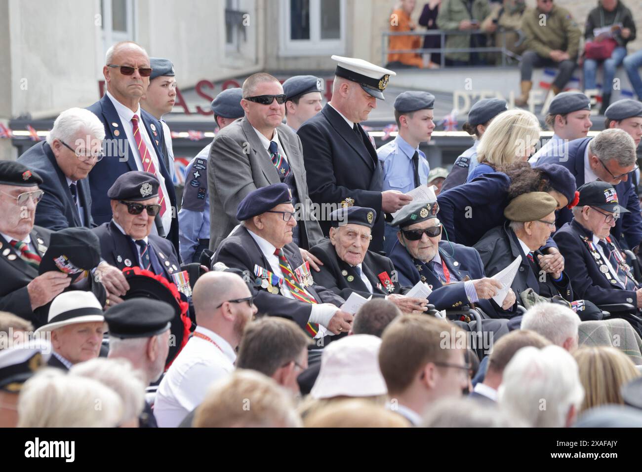 Arromanches-Les Baine In der Küstenstadt Arromanches findet Ein ergreifender Service zum 80. Jahrestag der Landung des D-Tages statt. Eine Gruppe von Veteranen des 2. Weltkriegs, die letzten, sind anwesend, um dem Gedenken an die Soldaten zu gedenken, die die ersten Monate des alliierten Feldzugs, die Landungen am D-Day und die Schlacht in der Normandie nicht überlebten. Quelle: Casper Farrell/Alamy News Stockfoto