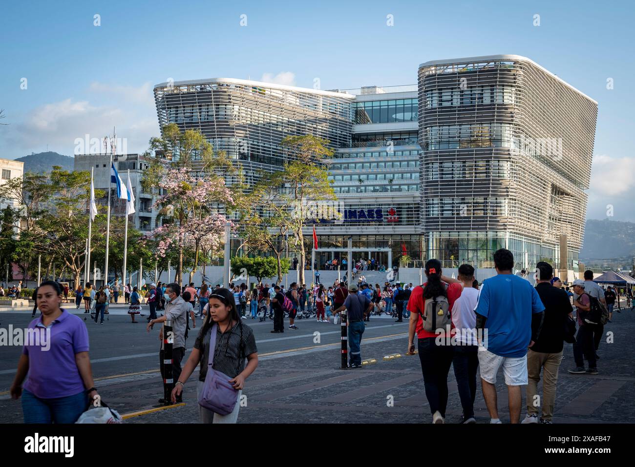 Nationalbibliothek von El Salvador an der Plaza Gerardo Barrios, auch bekannt als Civic Plaza, erbaut in Zusammenarbeit mit China und eröffnet 2023, Stockfoto