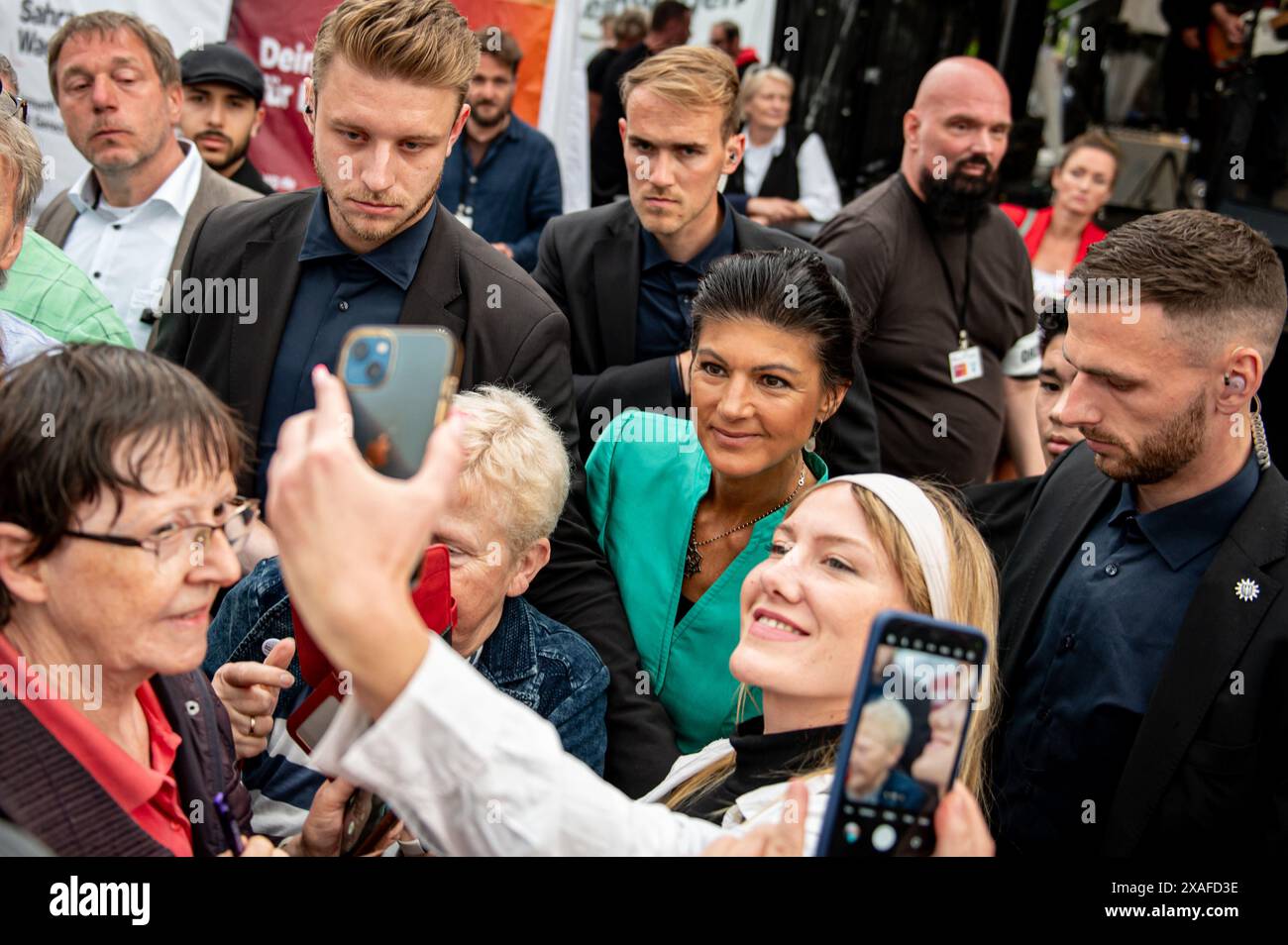 Berlin, Deutschland. Juni 2024. Sahra Wagenknecht (BSW), Parteivorsitzende, steht am Ende des BSW-Wahlkampfes für ein Selfie mit einem Wähler am Neptunbrunnen in Berlin-Mitte in der Menge. Quelle: Fabian Sommer/dpa/Alamy Live News Stockfoto