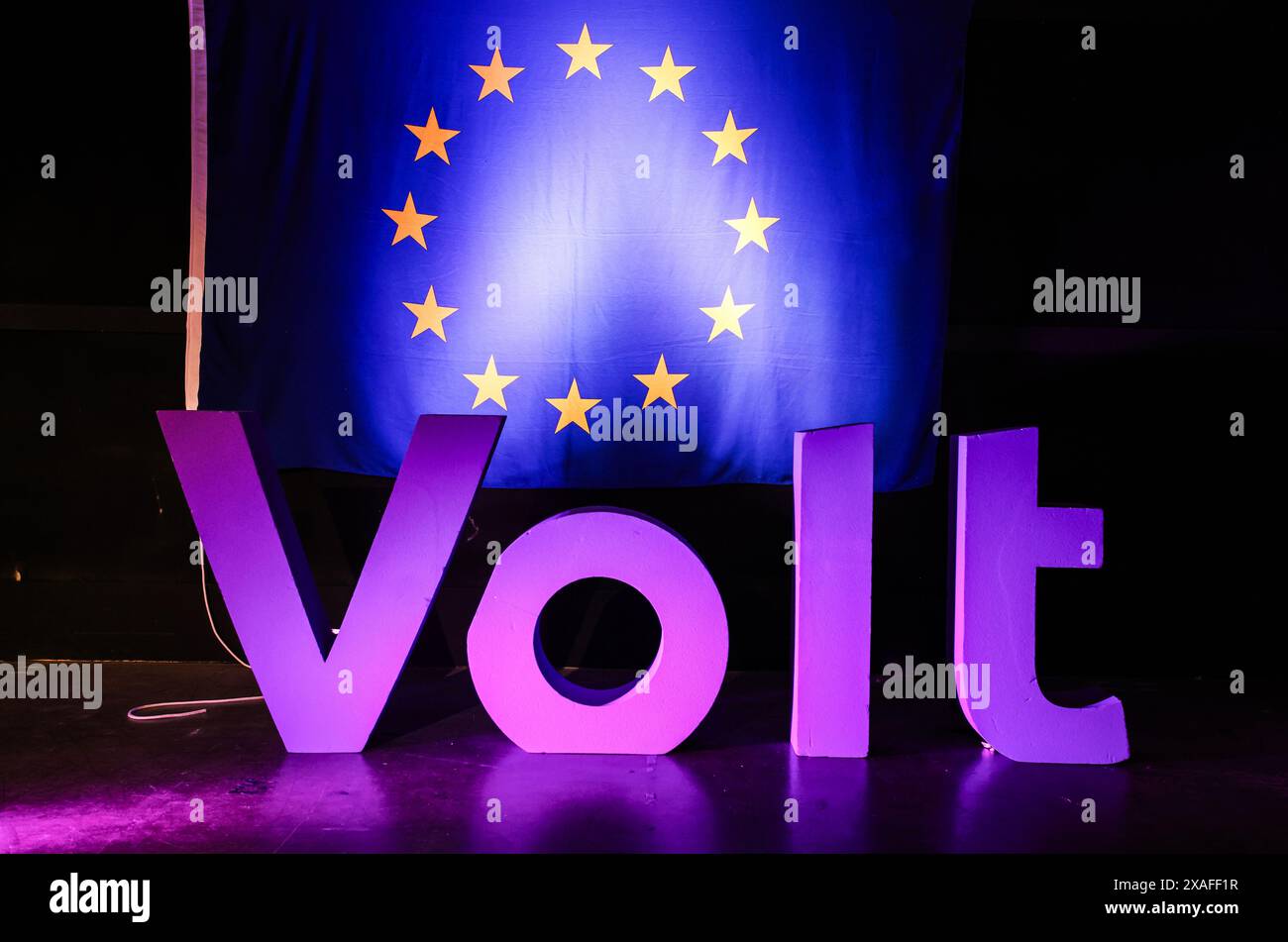 AMSTERDAM - Logo während des Ergebnisabends von Volt zur Wahl der niederländischen Abgeordneten zum Europäischen Parlament. ANP EVA PLEVIER niederlande Out - belgien Out Stockfoto