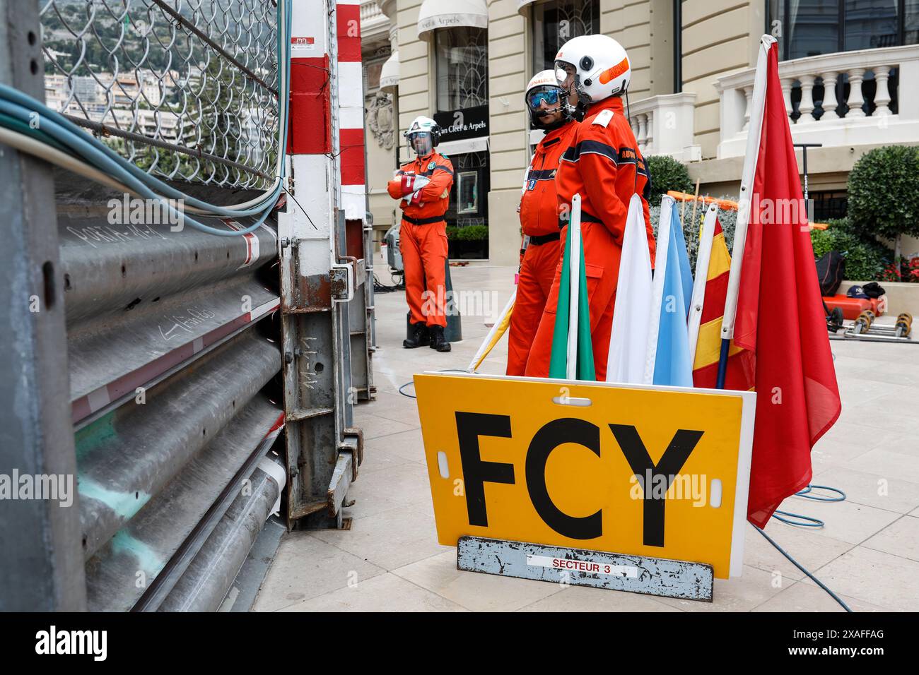Monte Carlo, Fürstentum Monaco. Mai 2024. Formel 1 Grand Prix de Monaco auf dem Circuit de Monaco in Monte Carlo. Im Bild: Marshals an Flaggen während des ersten Trainings © Piotr Zajac/Alamy Live News Stockfoto